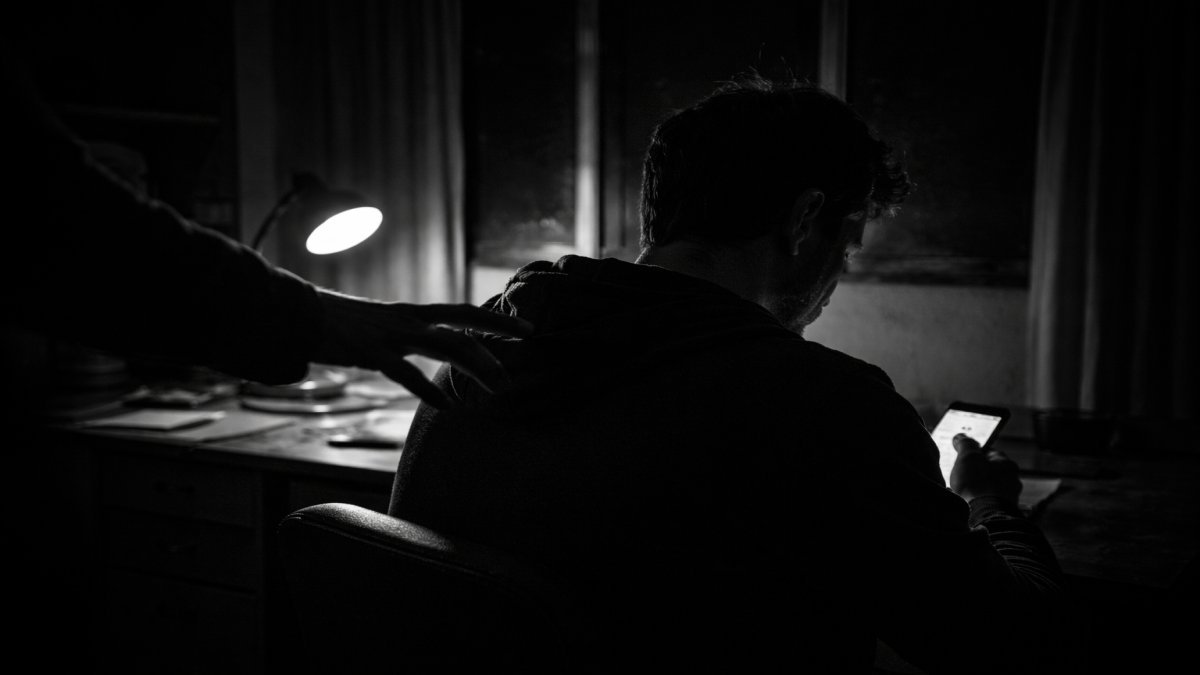 Algo tocó mi hombro cuando estaba solo y desde entonces no he vuelto a olvidar esa noche