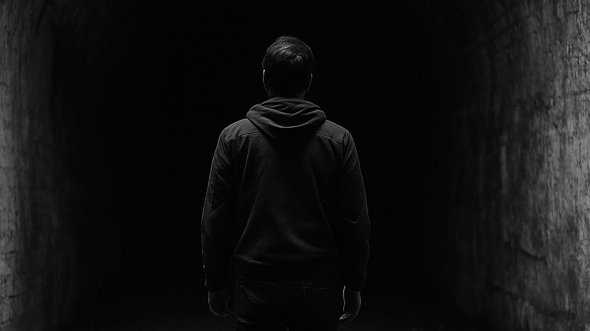 El eco que respondía mi nombre: microcuento sobre la voz que no debía escucharse