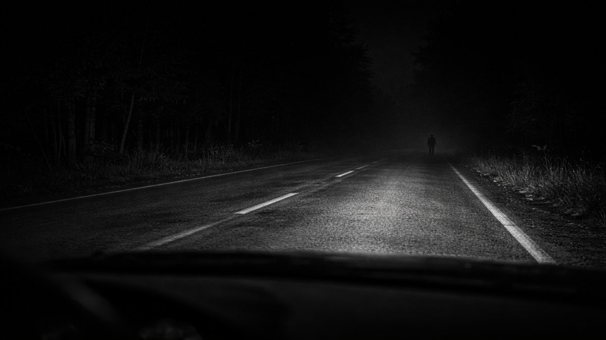 La carretera donde siempre aparece alguien en la noche… aunque no haya nadie más