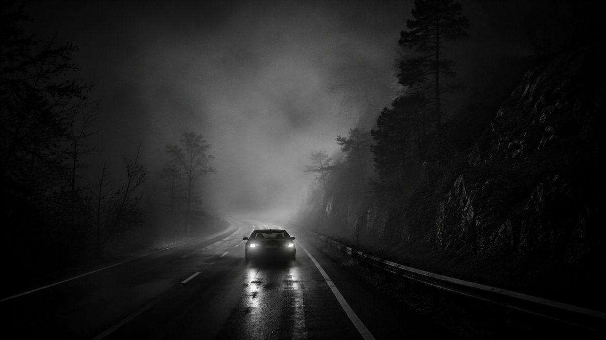 Auto misterioso en la autopista Puebla–Orizaba rodeado de neblina