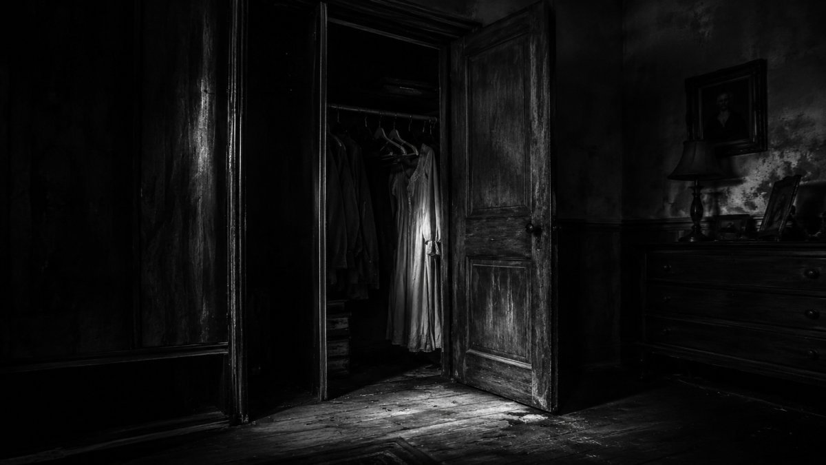 Un closet oscuro que evoca misterio y temor