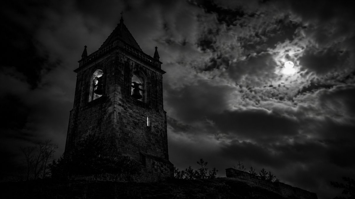 Las campanas de la torre resonaban en la noche: un misterio aterrador