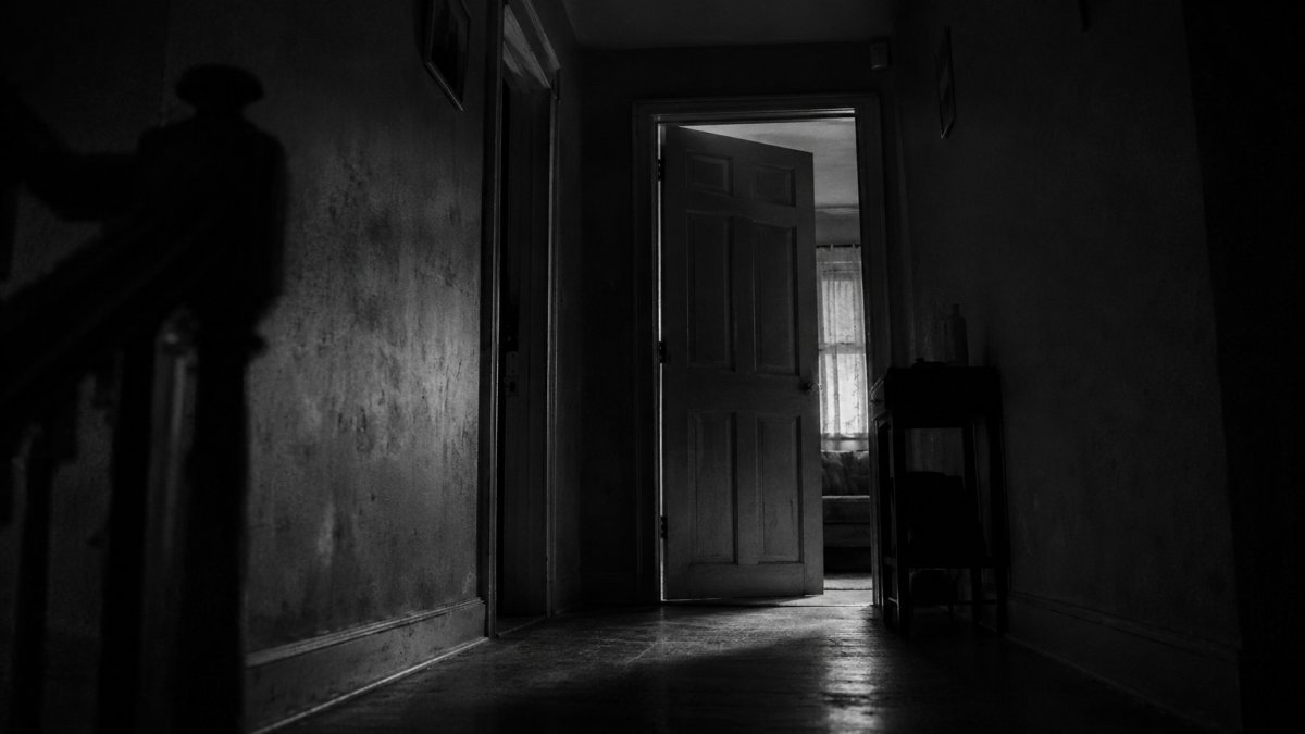 Las sombras que imaginamos en casa revelan un miedo más profundo de lo que creemos