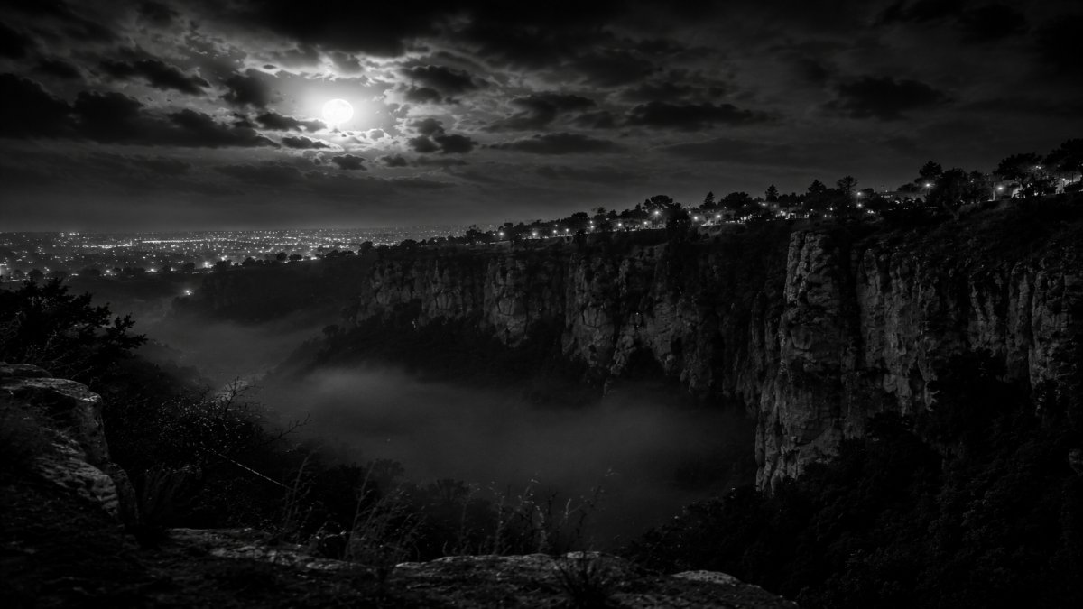 Vista nocturna de la barranca envuelta en misterio