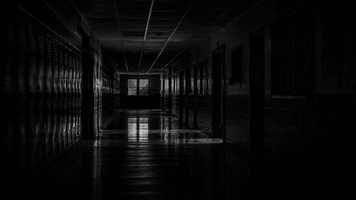 ¿Qué secretos esconden las escuelas vacías al caer la noche?