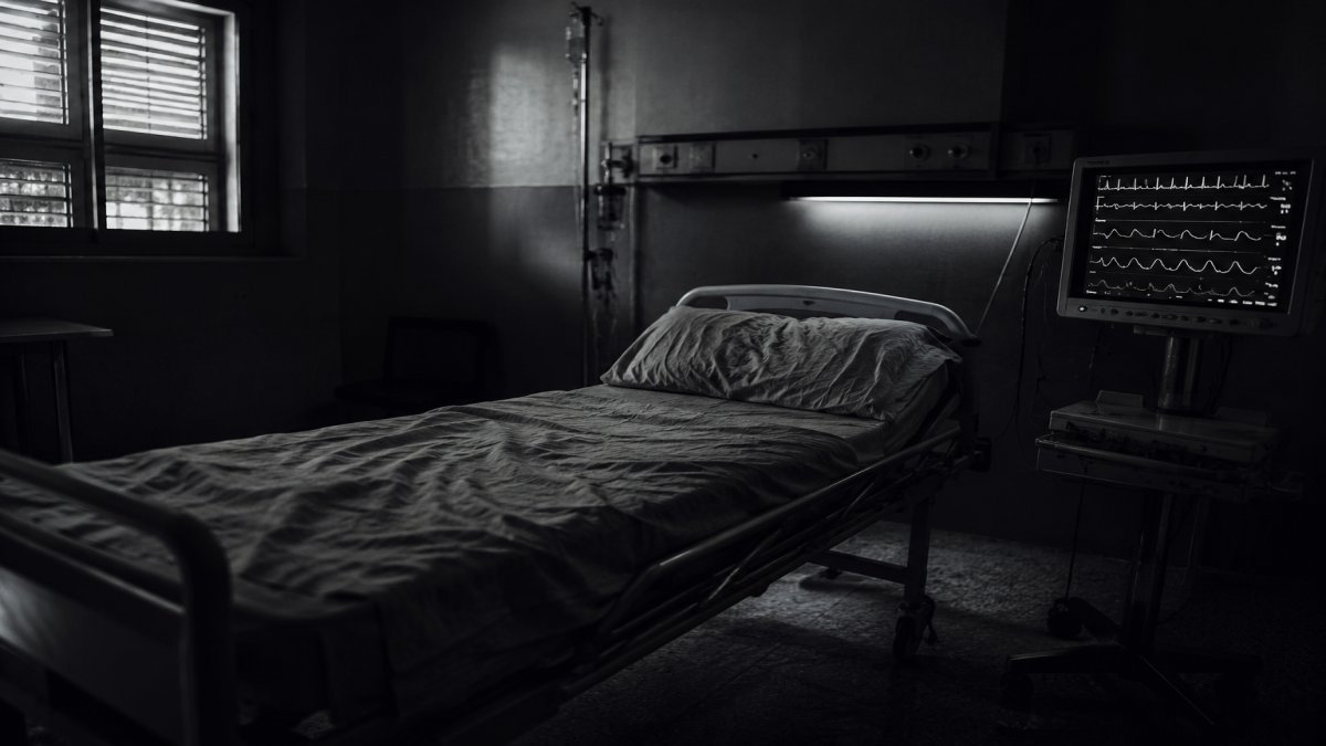 El inquietante eco del monitor que nunca dejó de sonar en la sala vacía