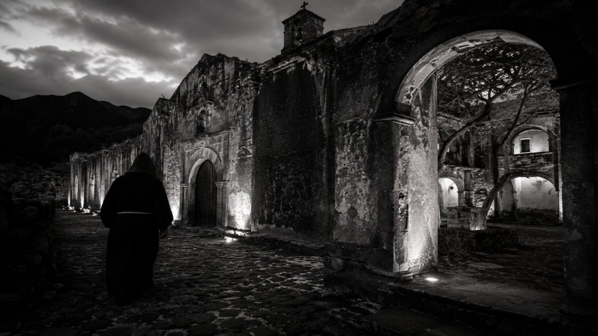 Monje misterioso en el ex convento de Tepoztlán al anochecer