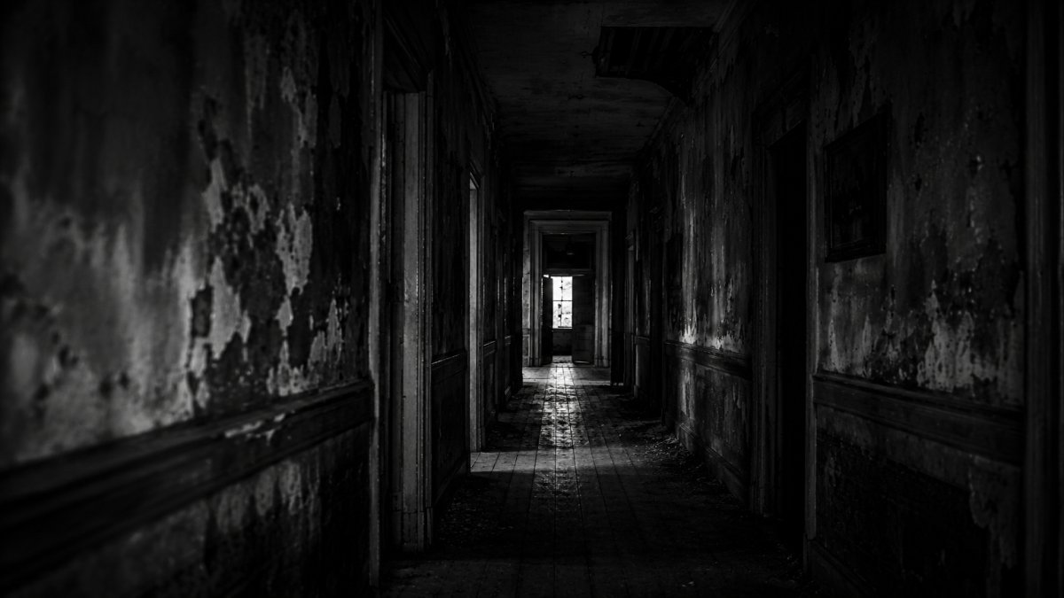 Un oscuro pasillo que invita a no mirar atrás
