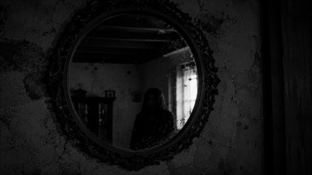 El reflejo que sonrió: un microcuento que desafía la realidad y el miedo