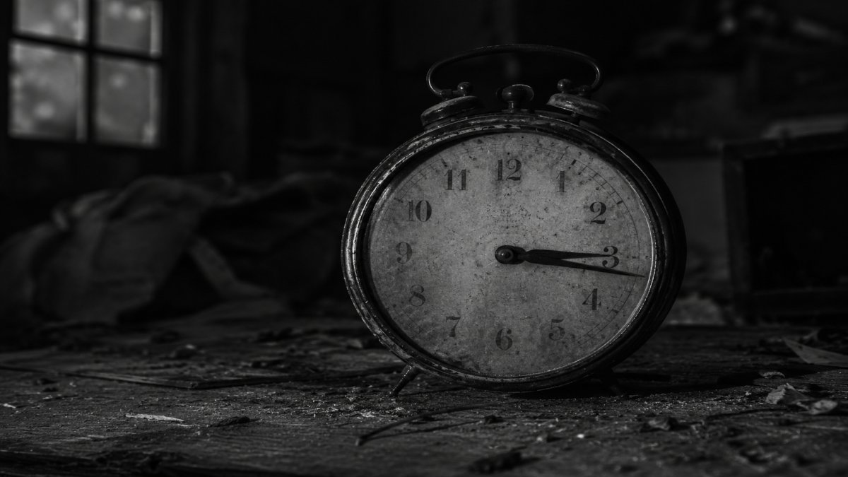 Un reloj antiguo detenido a las 3:17 de la madrugada