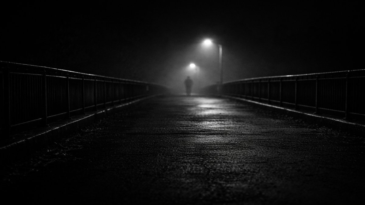 He cruzado ese puente de madrugada… y entendí por qué nadie camina solo ahí