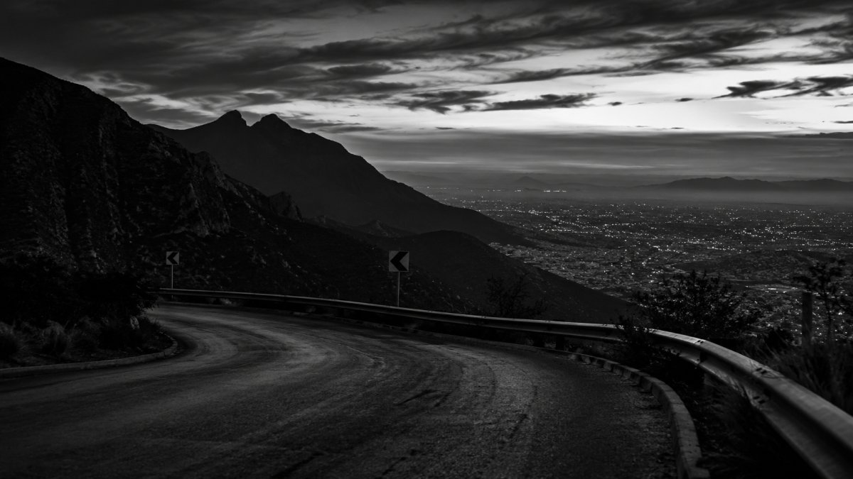 Vista de la Curva del Diablo en Monterrey al atardecer