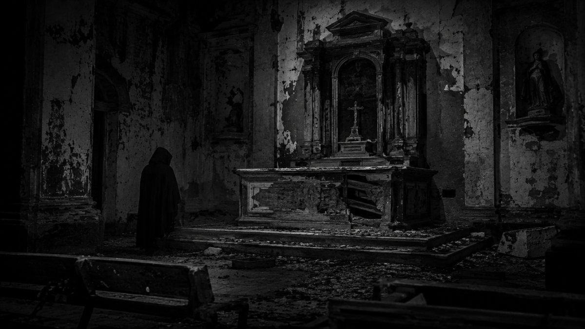 Misteriosa figura junto al altar roto en una iglesia antigua