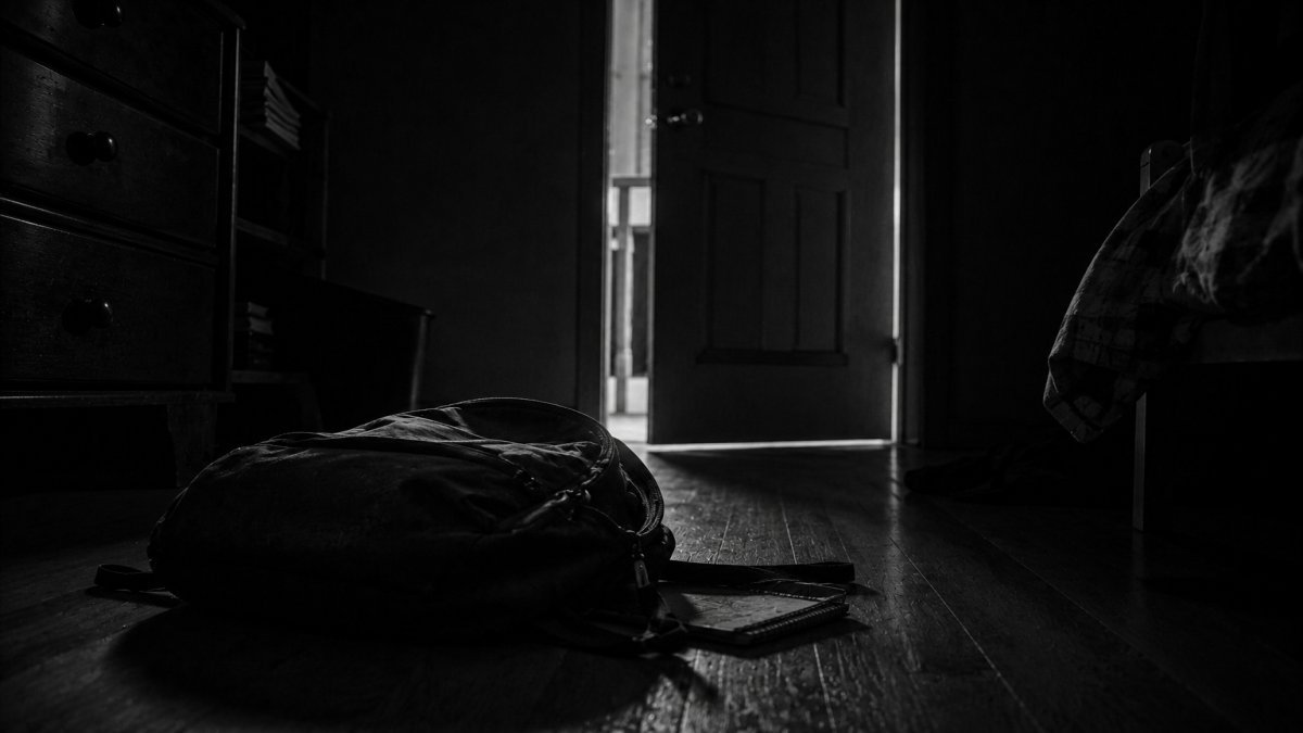 La mochila que cayó sola: un microcuento sobre el ruido que nadie provocó