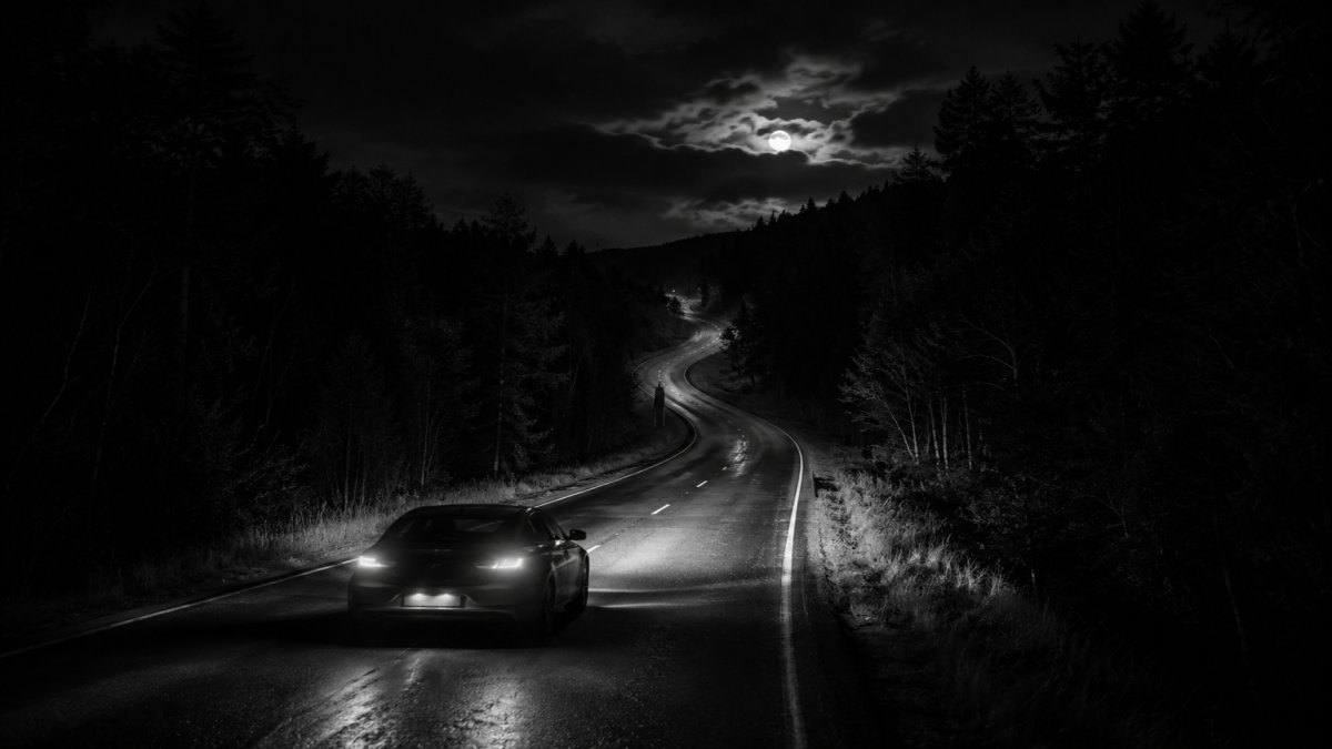 ¿Alguna vez has notado cómo el tiempo y la distancia se distorsionan al conducir de noche?