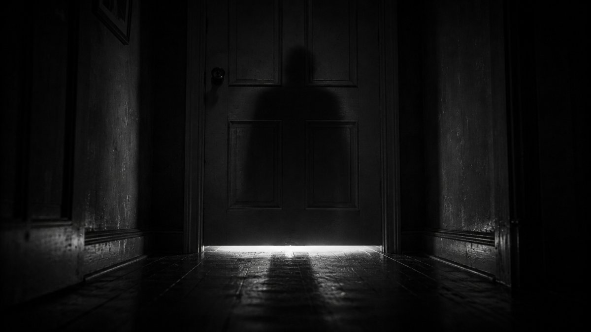 La respiración detrás de la puerta: un microcuento sobre el miedo de escuchar
