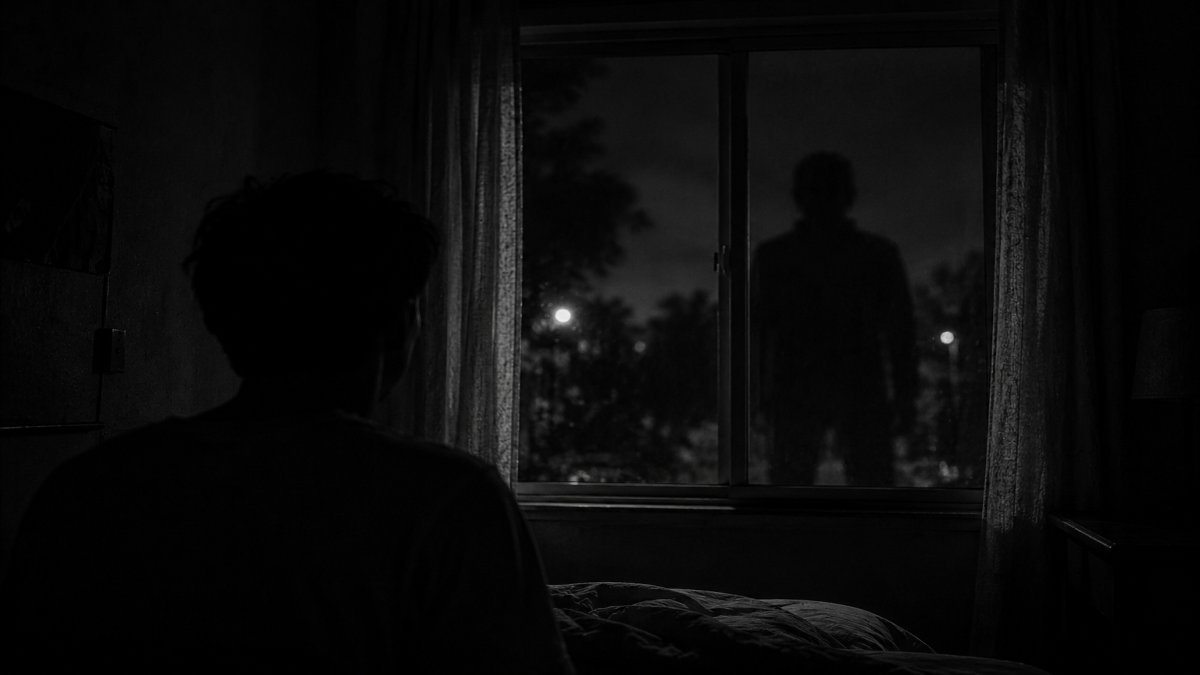La silueta en la ventana: un microcuento sobre el miedo que mira desde fuera