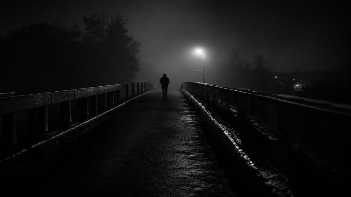 Una silueta sobre el puente: lo que acecha en la penumbra