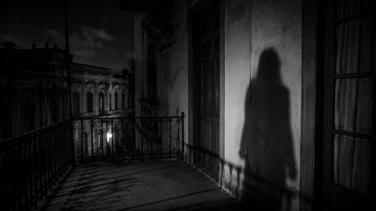La sombra en el balcón: el eco de una presencia inquietante que nunca se va