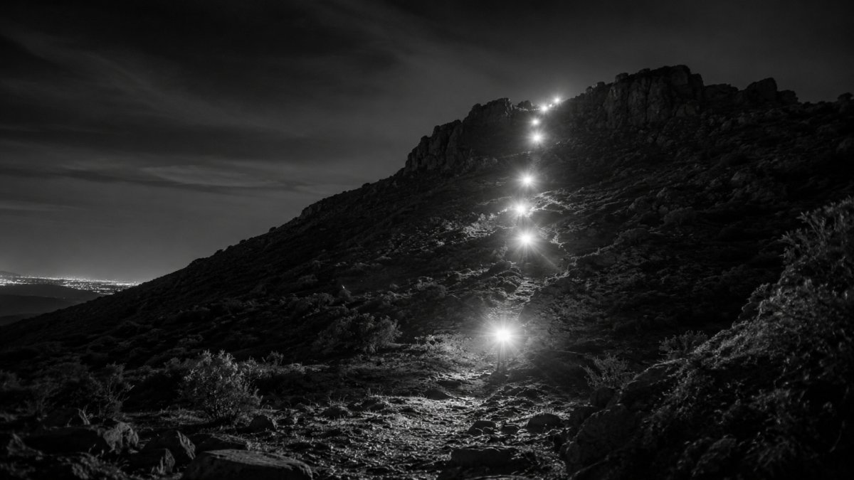 ¿Por qué las luces del cerro brillaban intensamente al caer la noche?