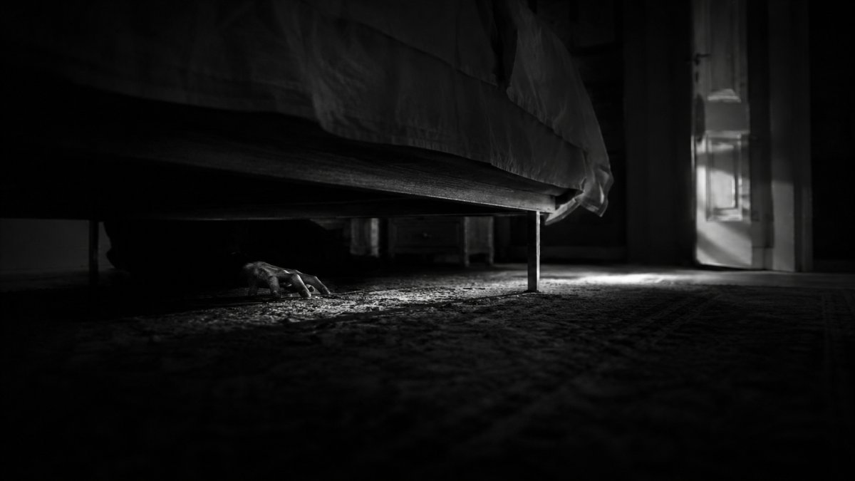 Debajo de la cama nunca estuvo vacío: un susurro aterrador en la oscuridad