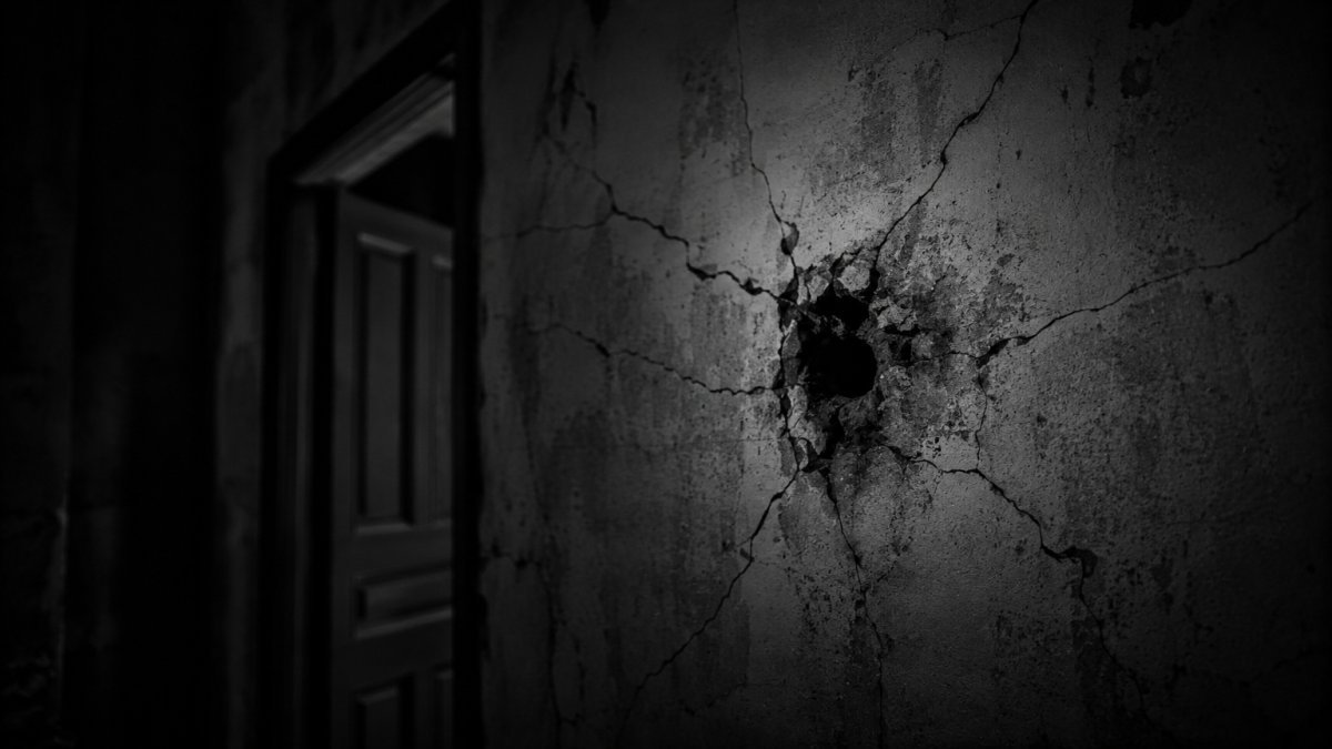 Un golpe aterrador en la pared en una atmósfera oscura y misteriosa.