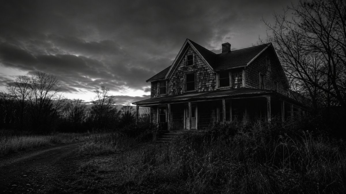 Una casa vacía al anochecer con un aire de misterio