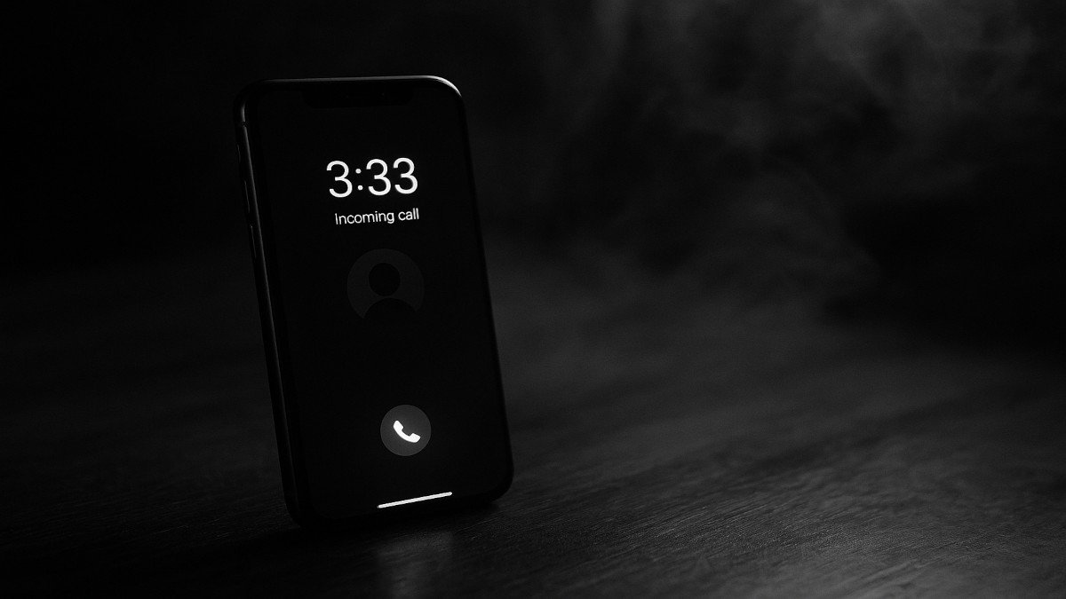La app que te llama a las 3:33
