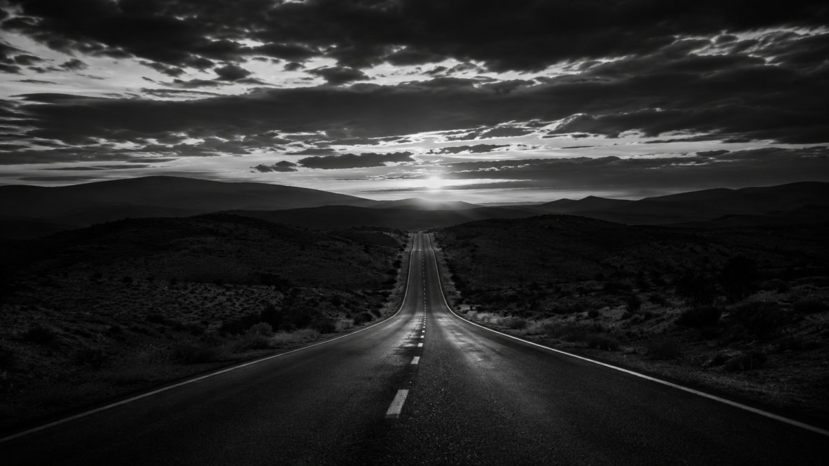 Carretera solitaria al atardecer evocando misterio