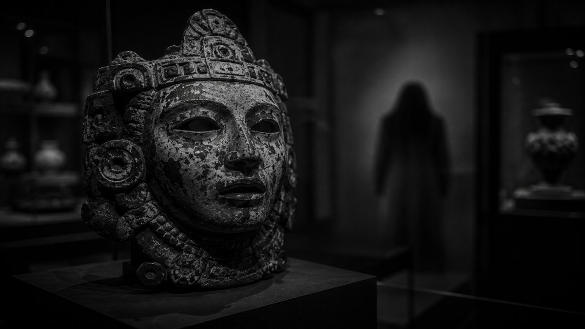 Una antigua reliquia en un museo que parece cobrar vida