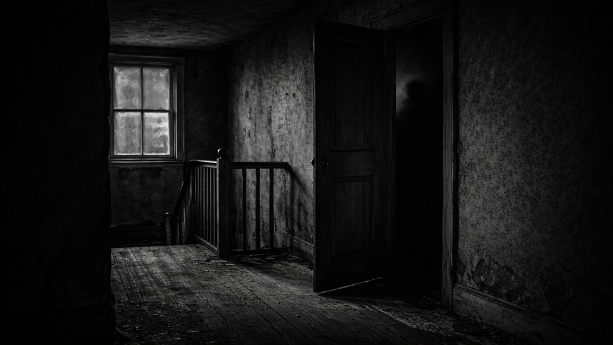 La casa antigua donde escucharon respiración detrás de una puerta cerrada