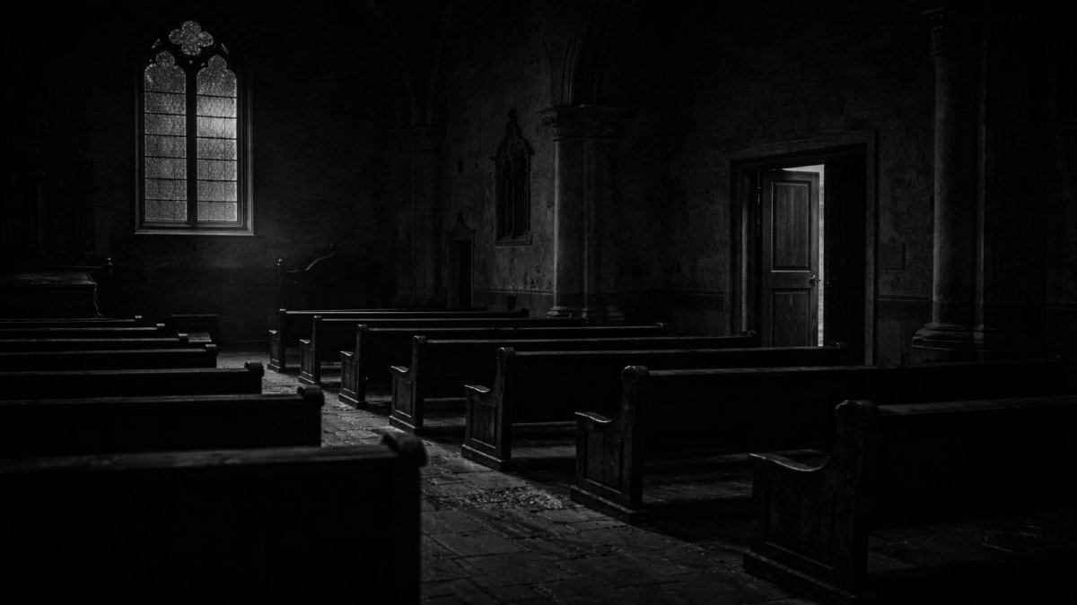 La iglesia antigua donde una ventana se cerró de golpe después de medianoche