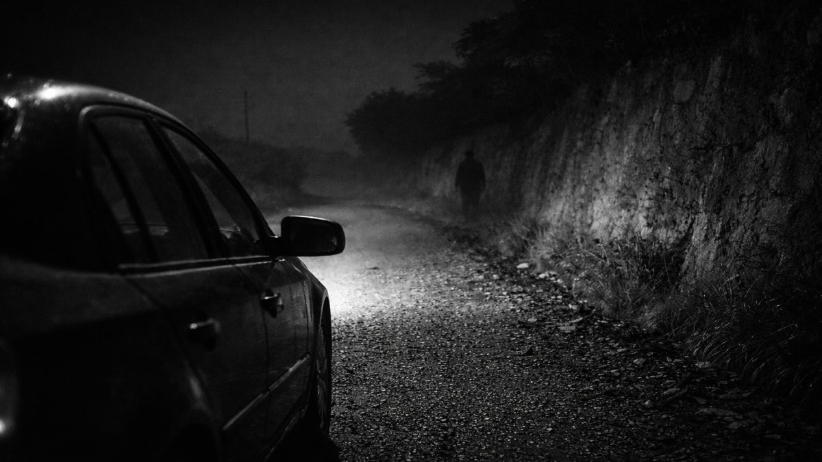 Los golpes que escuché en la carretera rural después de medianoche